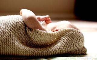 Размер детского пледа для новорожденного и простая схема вязания